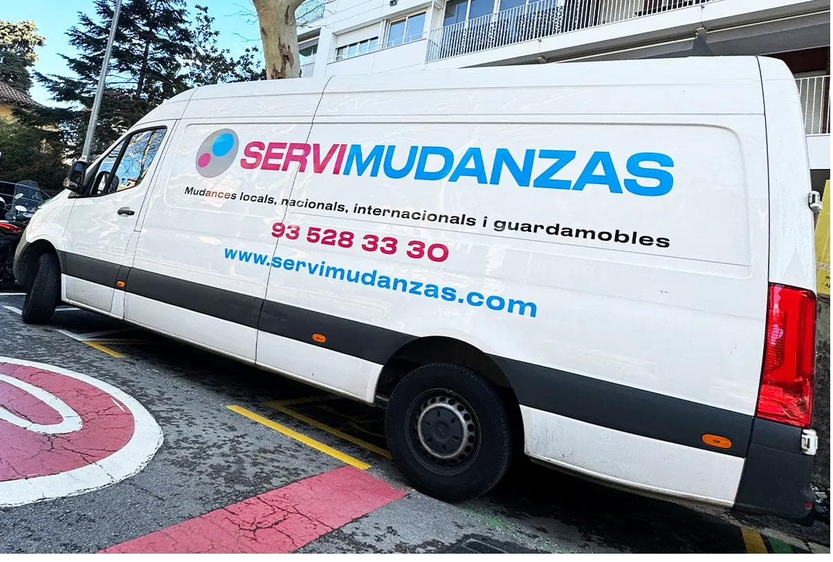 Furgoneta de Servimudanzas en una mudanza por las calles estrechas del centro de Granollers, junto a la Porxada