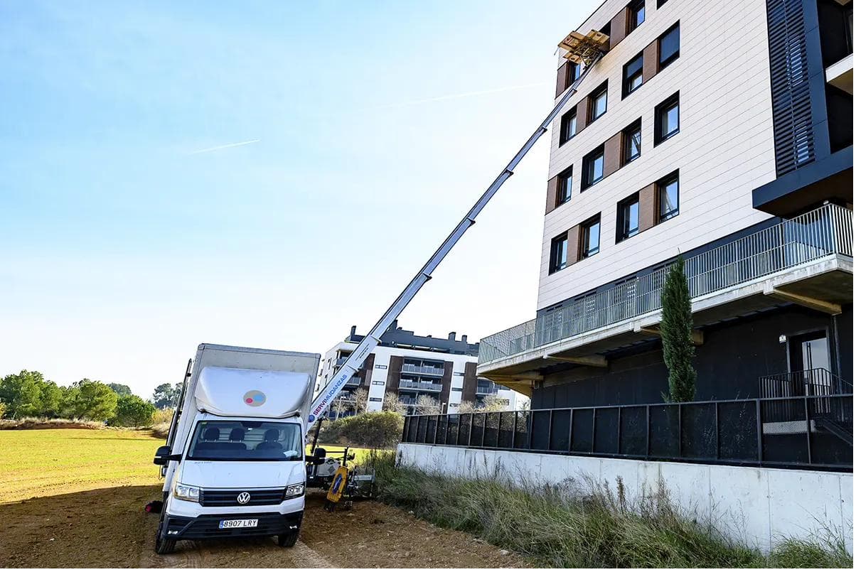 Plataforma elevadora subiendo muebles por la fachada en Font Verda, Granollers