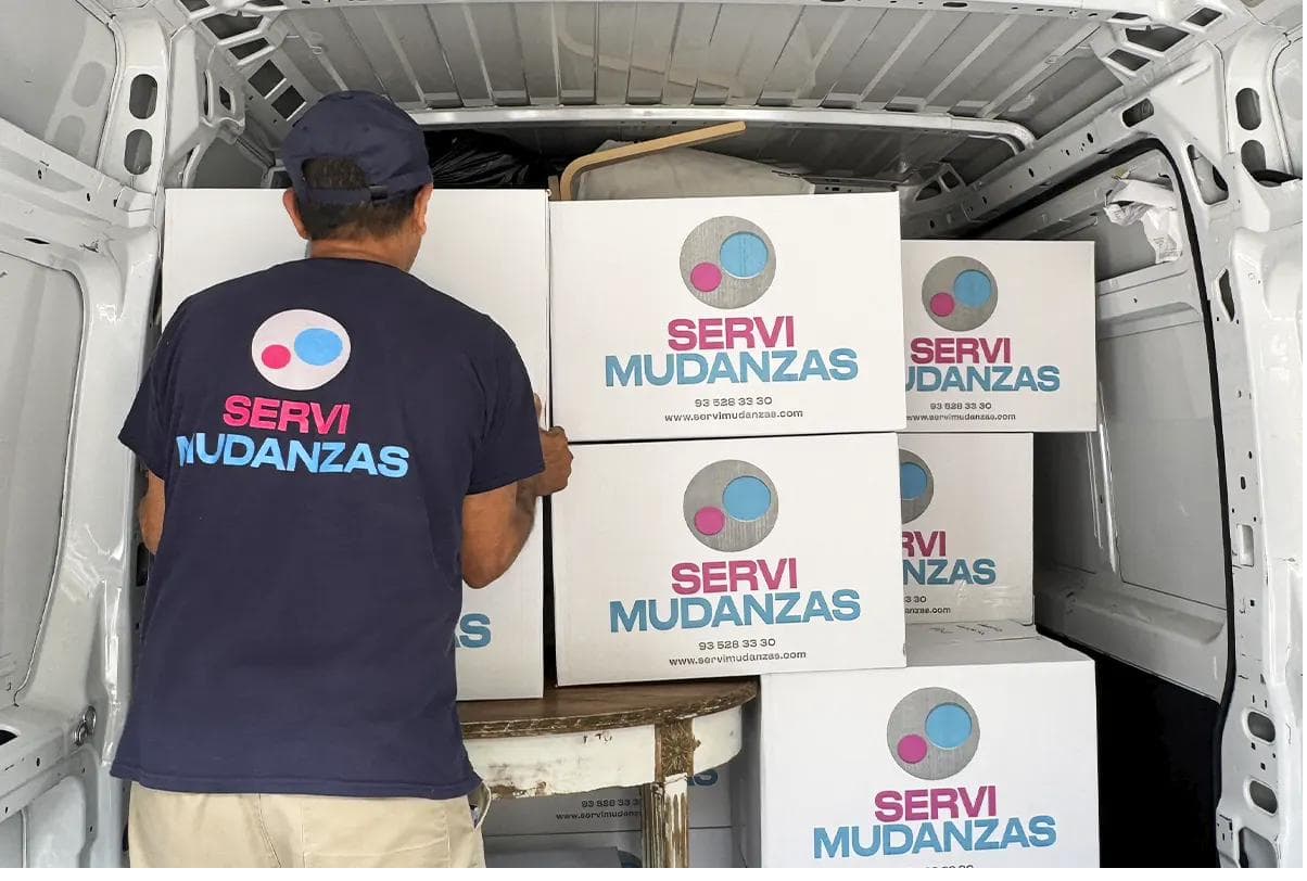 Almacén de guardamuebles con cajas de Servimudanzas para clientes de Granollers