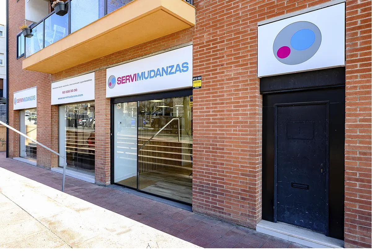 Equipo de Servimudanzas realizando una mudanza de oficina en Granollers